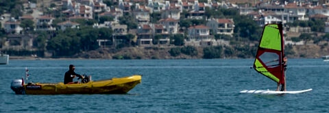 Tecrübeli ve eğlenceli kadrosuyla rüzgar sörfünü öğrenmenin yeni adresi CAPRI SURF sizlerle